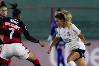 Corinthians supera expulsão e retoma liderança do Brasileirão feminino