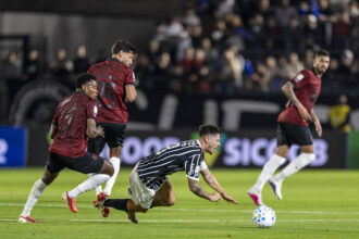 Corinthians supera Red Bull Bragantino com gol de Pedro Raul em duelo decisivo