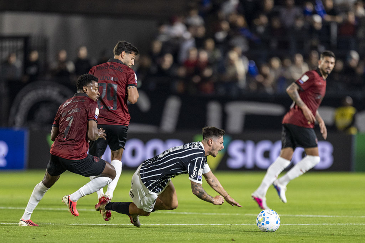 Corinthians supera Red Bull Bragantino com gol de Pedro Raul em duelo decisivo