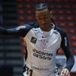Corinthians testa destaque do futsal no campo a pedido de Fernando Diniz