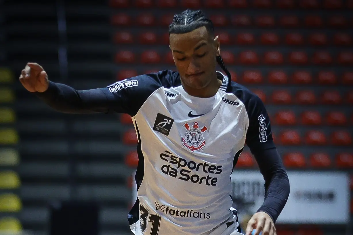 Corinthians testa destaque do futsal no campo a pedido de Fernando Diniz