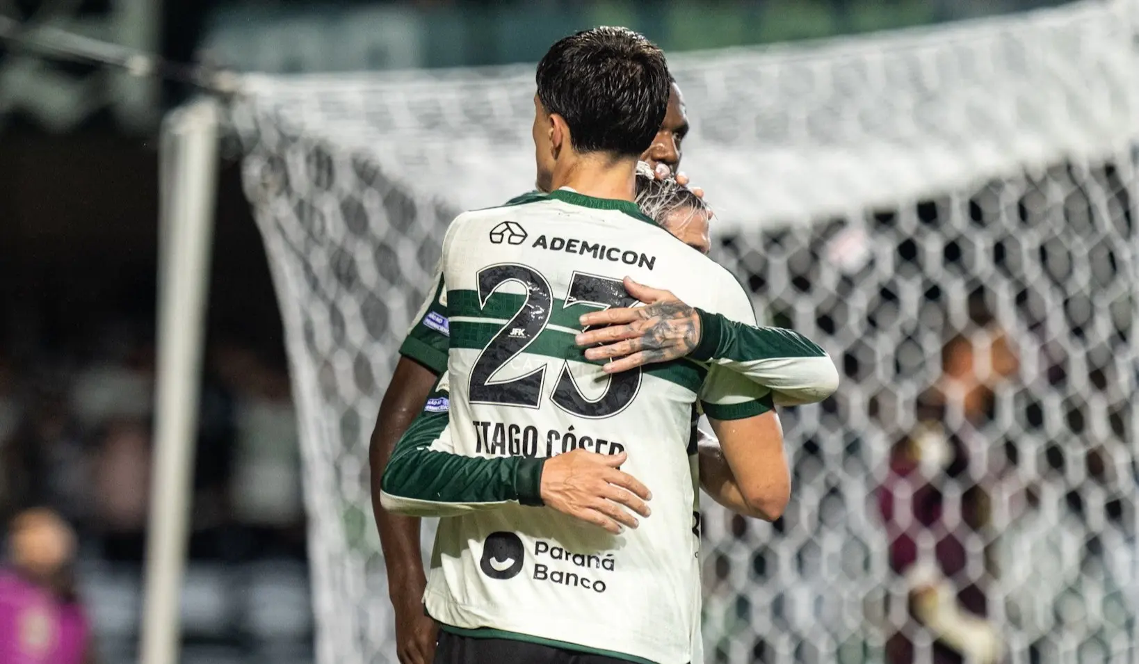 Coritiba vence Chapecoense no Couto Pereira e encerra jejum no Brasileirão