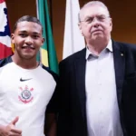 Cria da base desde os seis anos, meia Léo Rodrigues assina primeiro vínculo profissional com o Timão