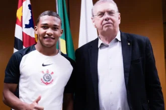 Cria da base desde os seis anos, meia Léo Rodrigues assina primeiro vínculo profissional com o Timão