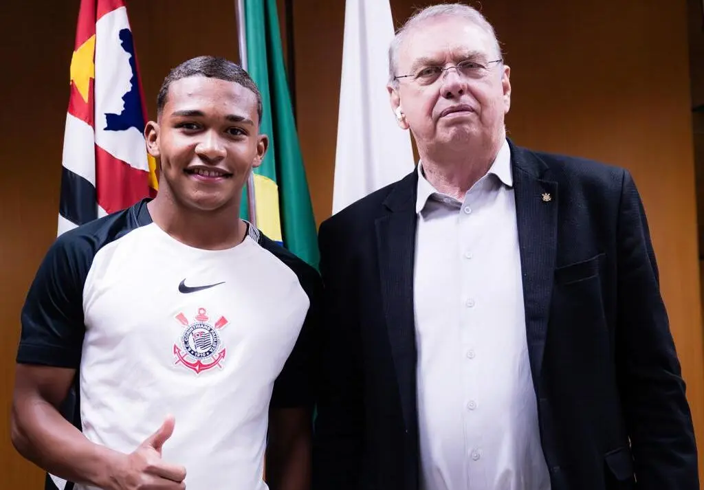 Cria da base desde os seis anos, meia Léo Rodrigues assina primeiro vínculo profissional com o Timão