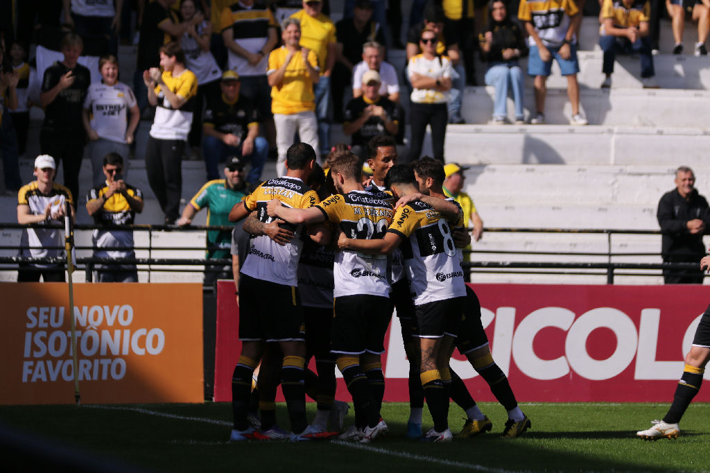 Criciúma e Goiás medem forças pela Série B no estádio Heriberto Hülse