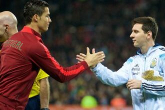 Cristiano Ronaldo presta homenagem a Messi após falecimento de seu pai