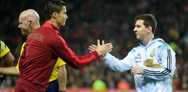 Cristiano Ronaldo presta homenagem a Messi após falecimento de seu pai