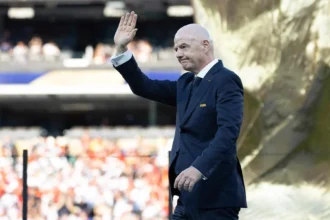 Críticas de Richard Masters revelam crise na gestão de Gianni Infantino na Fifa
