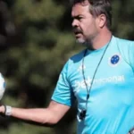 Cruzeiro: Artur Jorge lida com cinco jogadores pendurados em confronto crucial do Brasileirão