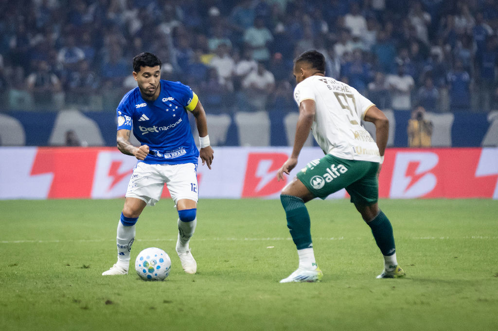 Cruzeiro e Chapecoense protagonizam duelo decisivo em registro fotográfico