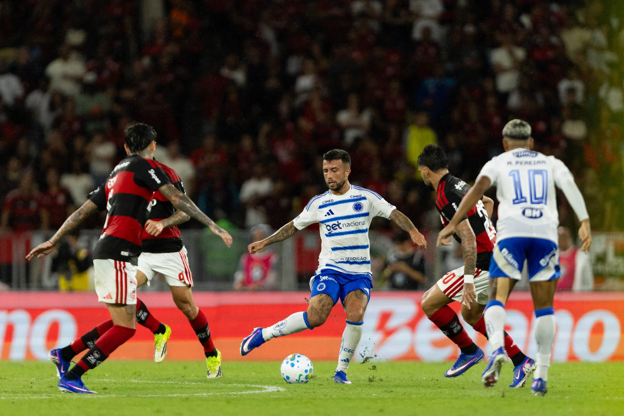 Cruzeiro e Flamengo medem forças no Mineirão pela Libertadores