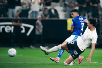 Cruzeiro supera Corinthians na Neo Química Arena em confronto direto