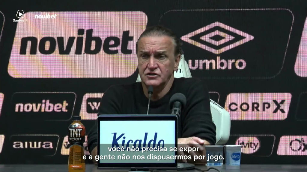 Cuca celebra sintonia entre elenco e torcida após vitória do Santos
