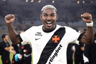 Cuiabano celebra conexão com torcida do Vasco após vitória
