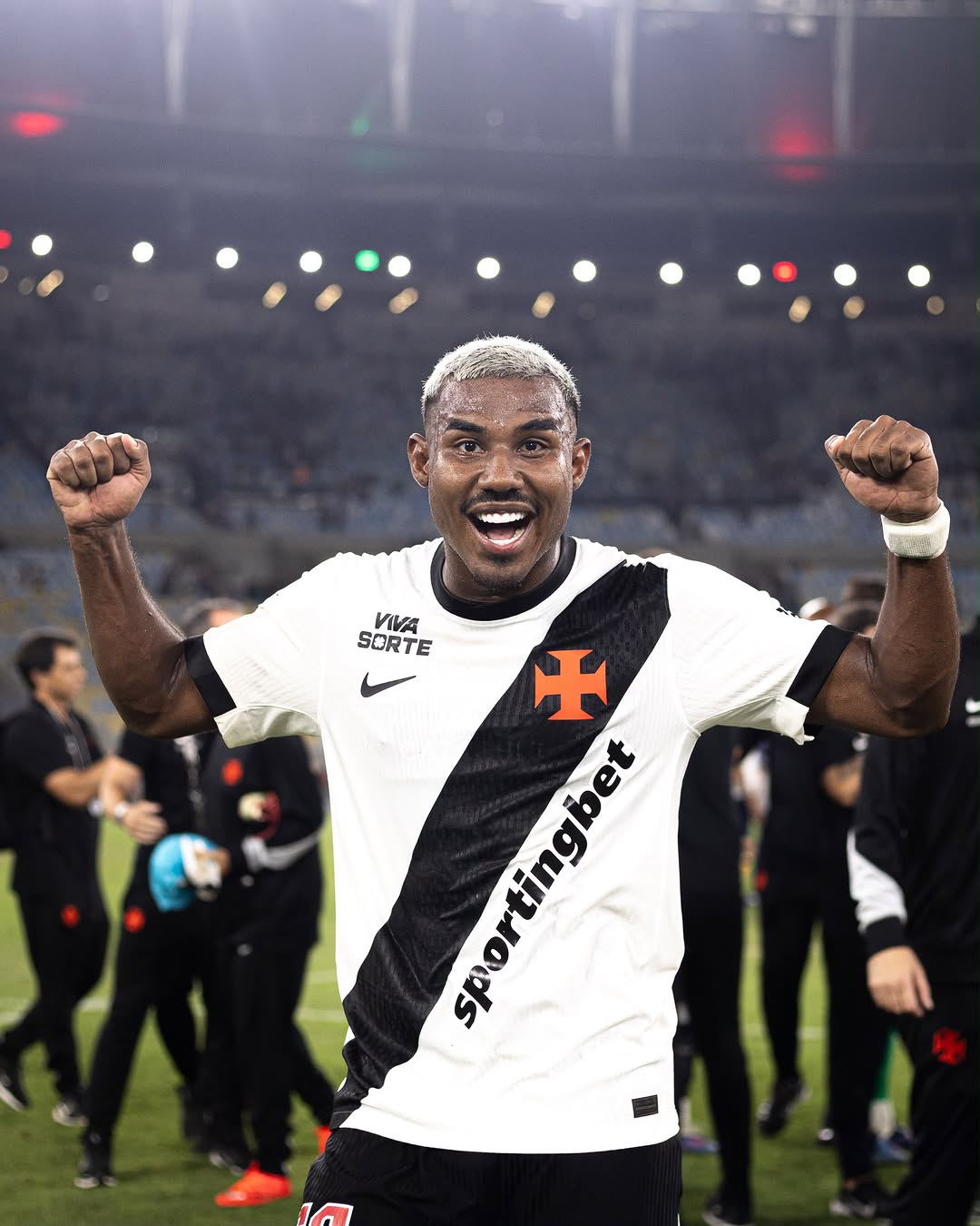 Cuiabano celebra conexão com torcida do Vasco após vitória