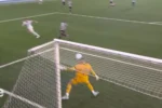 Defesa de cabeça de Warleson pelo Botafogo ganha repercussão internacional