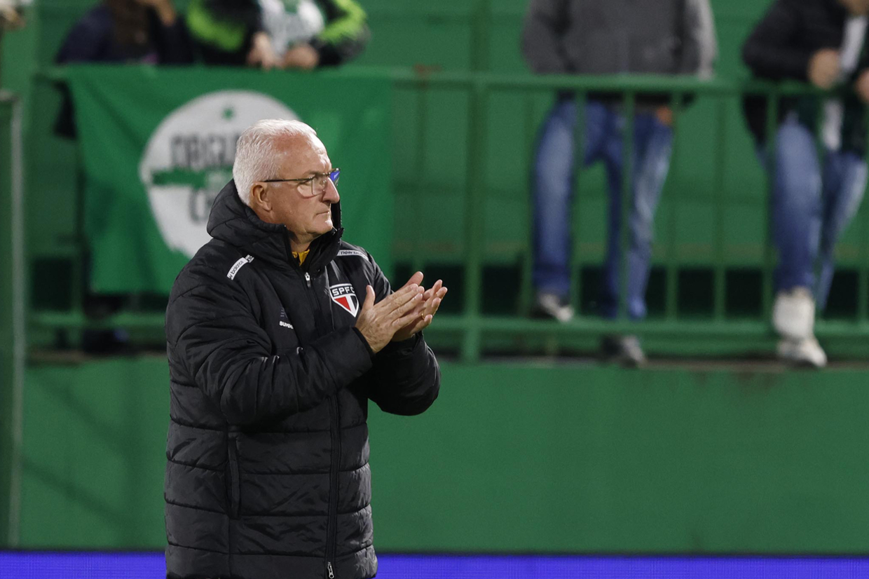 Derrota para lanterna Chapecoense agrava situação do São Paulo no Brasileirão