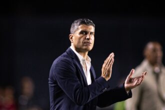 Desempenho de Pedro Emanuel no Vasco revela equilíbrio e desafios táticos