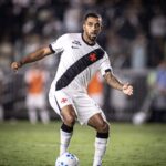 Desempenho ofensivo de laterais do Vasco levanta questionamentos após duelo com o Santos