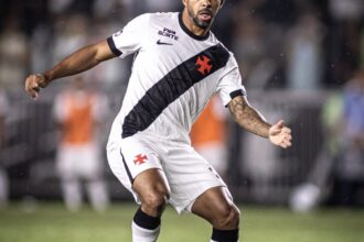 Desempenho ofensivo de laterais do Vasco levanta questionamentos após duelo com o Santos