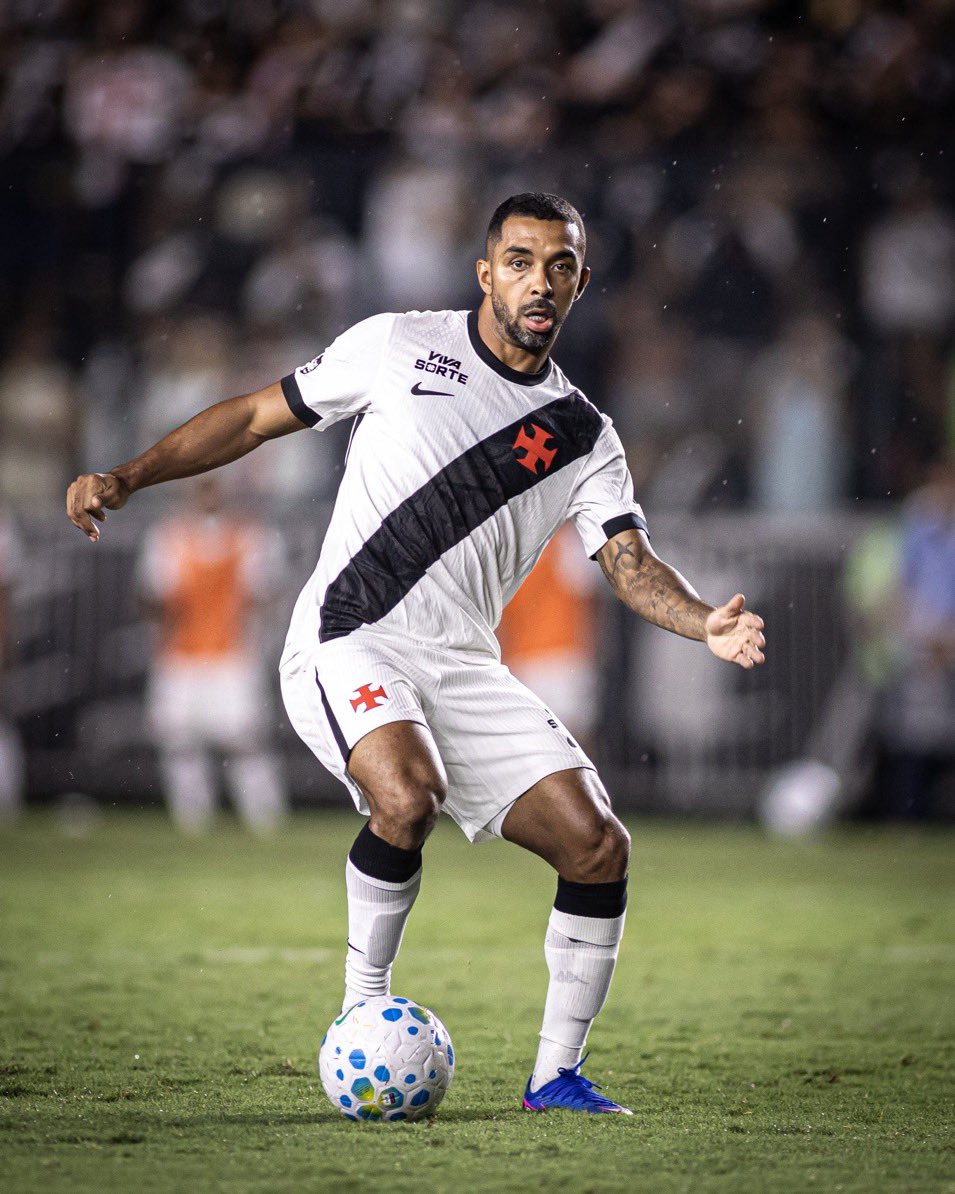 Desempenho ofensivo de laterais do Vasco levanta questionamentos após duelo com o Santos