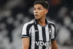 Destaque do Botafogo Sub-20, Arthur Izaque reencontra melhor fase e lidera equipe à final