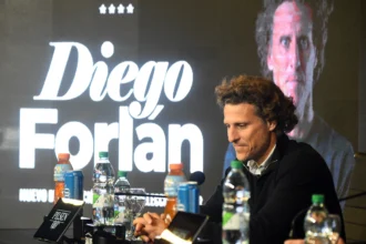 Diego Forlán assume comando interino da seleção do Uruguai com foco em renovação