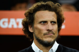 Diego Forlán assume o comando técnico da seleção uruguaia