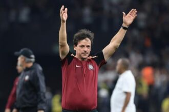 Diniz avalia expulsão como 'não ruim' e ressalta papel crucial de atacante em classificação