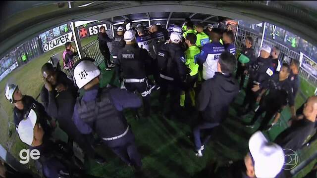 Dirigentes do Vasco confrontam arbitragem após expulsão polêmica contra o Vitória