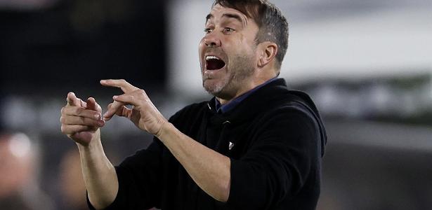 Discussão entre Eduardo Coudet e Rafael Borré marca empate na Sul-americana