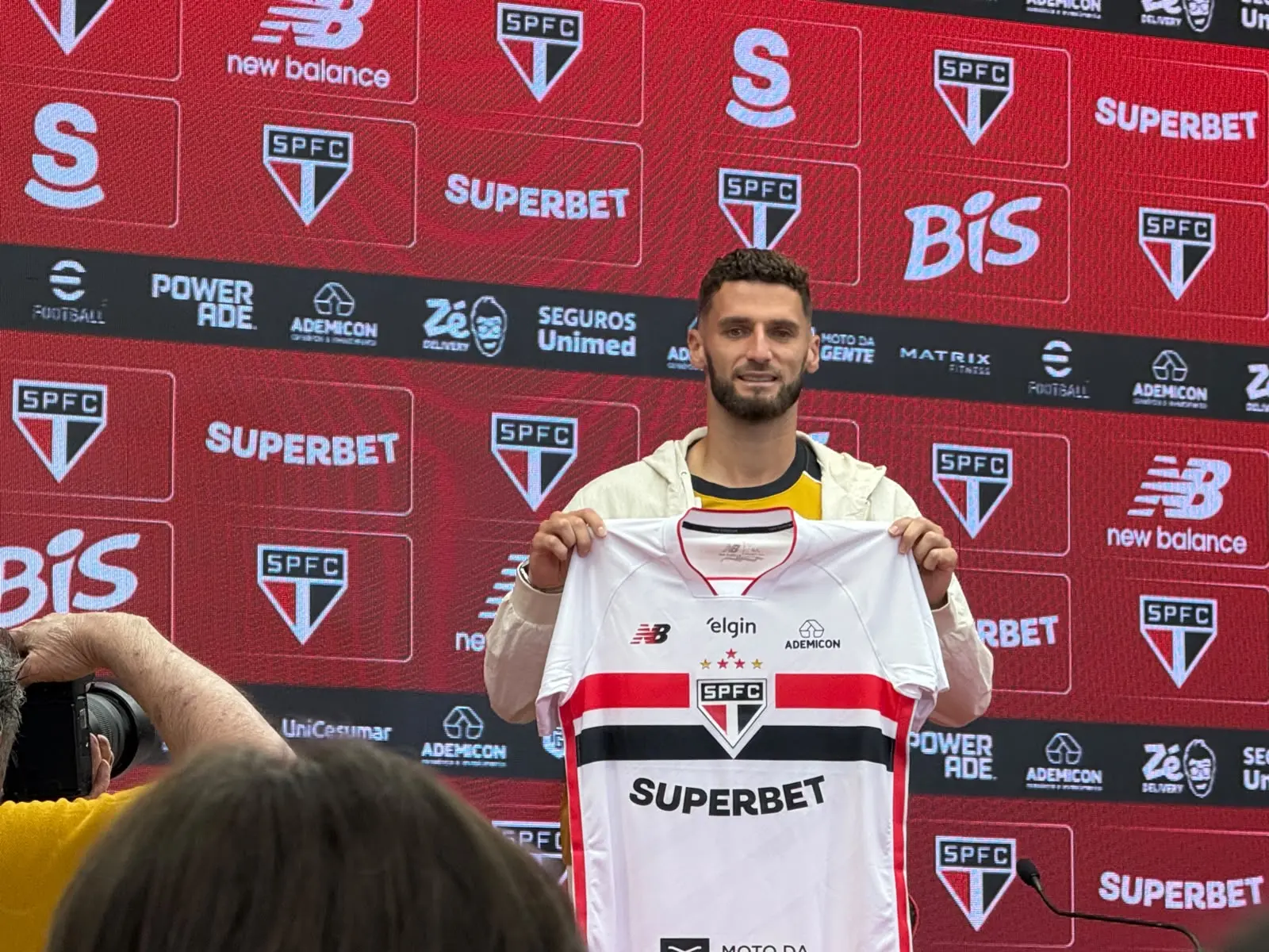 Domingos Duarte é apresentado pelo São Paulo e destaca papel de Rafinha na negociação