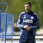 Edin Dzeko estende vínculo com Schalke 04 e projeta disputa na Bundesliga