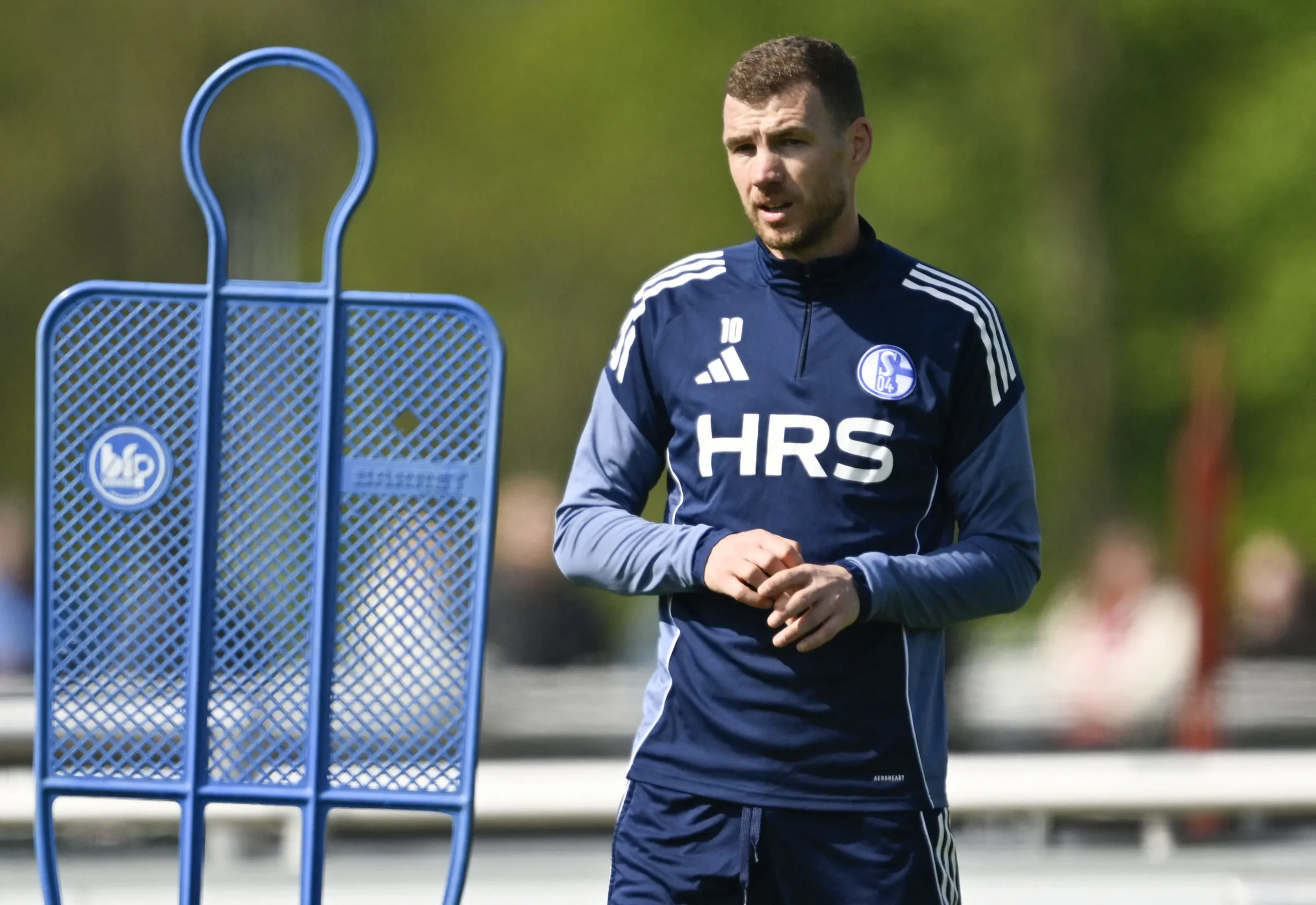 Edin Dzeko estende vínculo com Schalke 04 e projeta disputa na Bundesliga