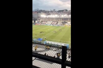 Elenco do Olimpia realiza reconhecimento do gramado em São Januário