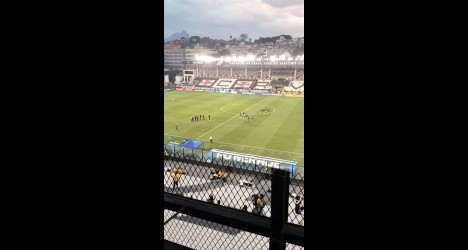 Elenco do Olimpia realiza reconhecimento do gramado em São Januário