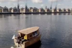 Embarcação de papelão reciclado navega pelas águas do rio Tâmisa em Londres