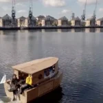 Embarcação de papelão reciclado navega pelas águas do rio Tâmisa em Londres