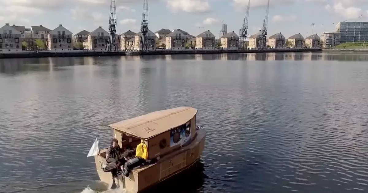 Embarcação de papelão reciclado navega pelas águas do rio Tâmisa em Londres