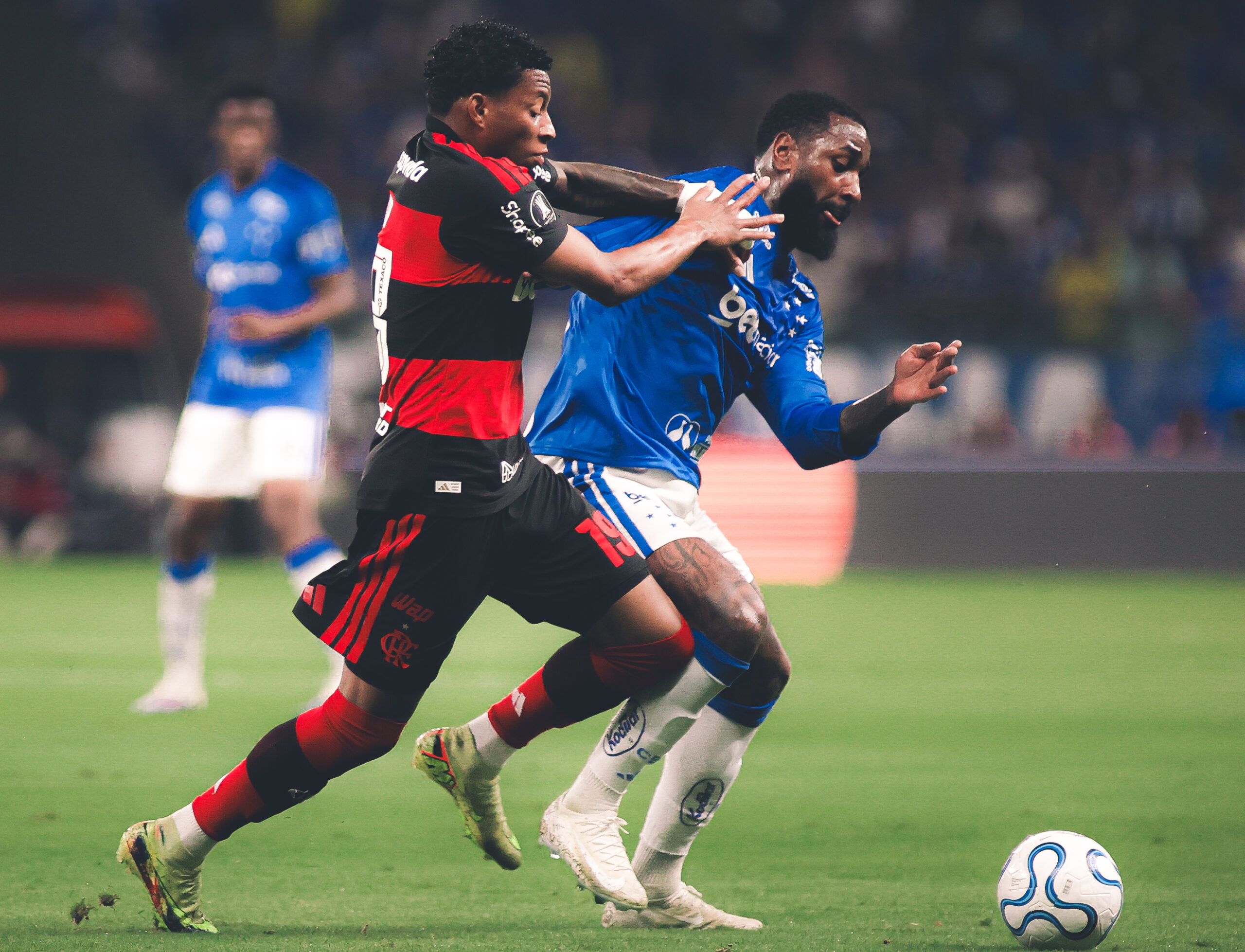 Empate no Mineirão mantém disputa aberta entre Cruzeiro e Flamengo na Libertadores