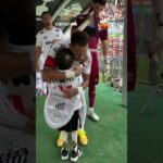 Encontro tocante: Neymar e Pequeno Gui compartilham abraço antes de jogo do Santos
