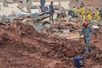 Equipes de resgate buscam sobrevivente após desabamento em São Bernardo do Campo