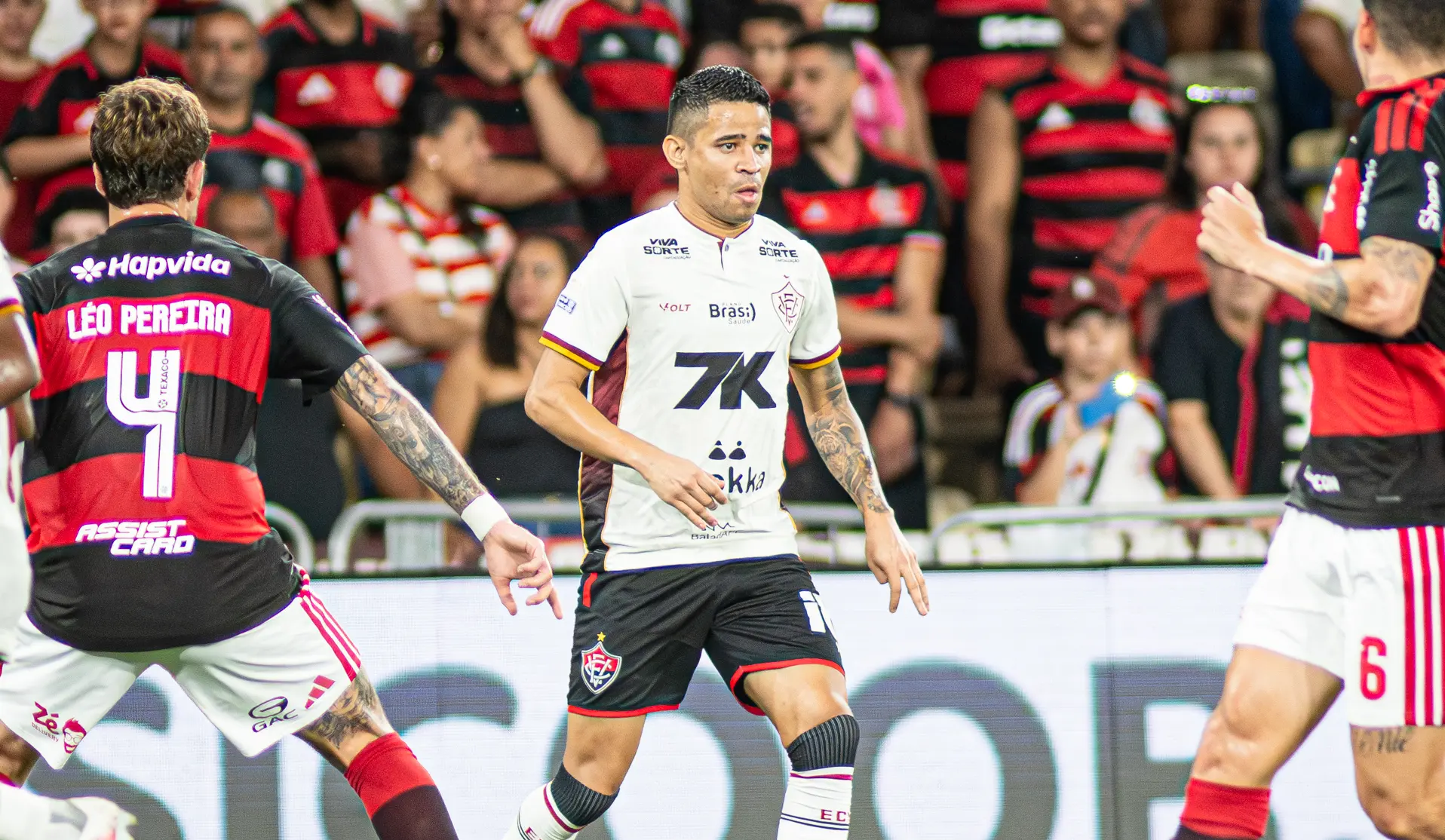 Erick brilha no Vitória e lidera estatísticas entre pontas do Brasileirão