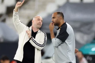Escassez de opções no mercado mantém Rodrigo Bellão no comando técnico do Botafogo