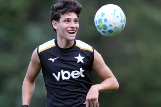 Evolução de Montoro no Botafogo recebe elogios e cobrança por gols de Franclim Carvalho