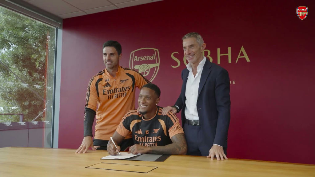 Ezri Konsa inicia trajetória no Arsenal após transferência oficial