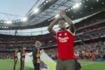 Ezri Konsa recebe recepção calorosa da torcida no Emirates Stadium