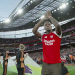 Ezri Konsa recebe recepção calorosa da torcida no Emirates Stadium