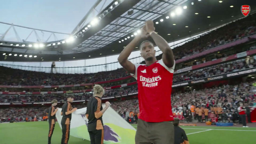 Ezri Konsa recebe recepção calorosa da torcida no Emirates Stadium